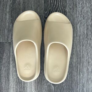 Yeezy Slides 'Desert Sand'